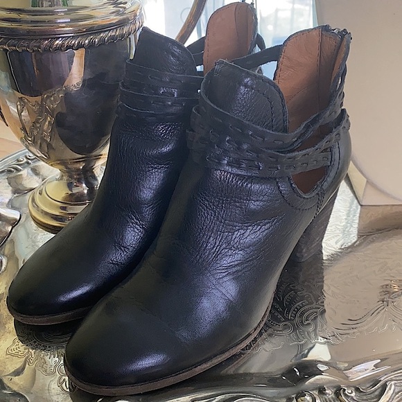 FRYE Strappy Chunky Heel Leather Booties with PickStitch accents Naomi Style - Picture 14 of 14